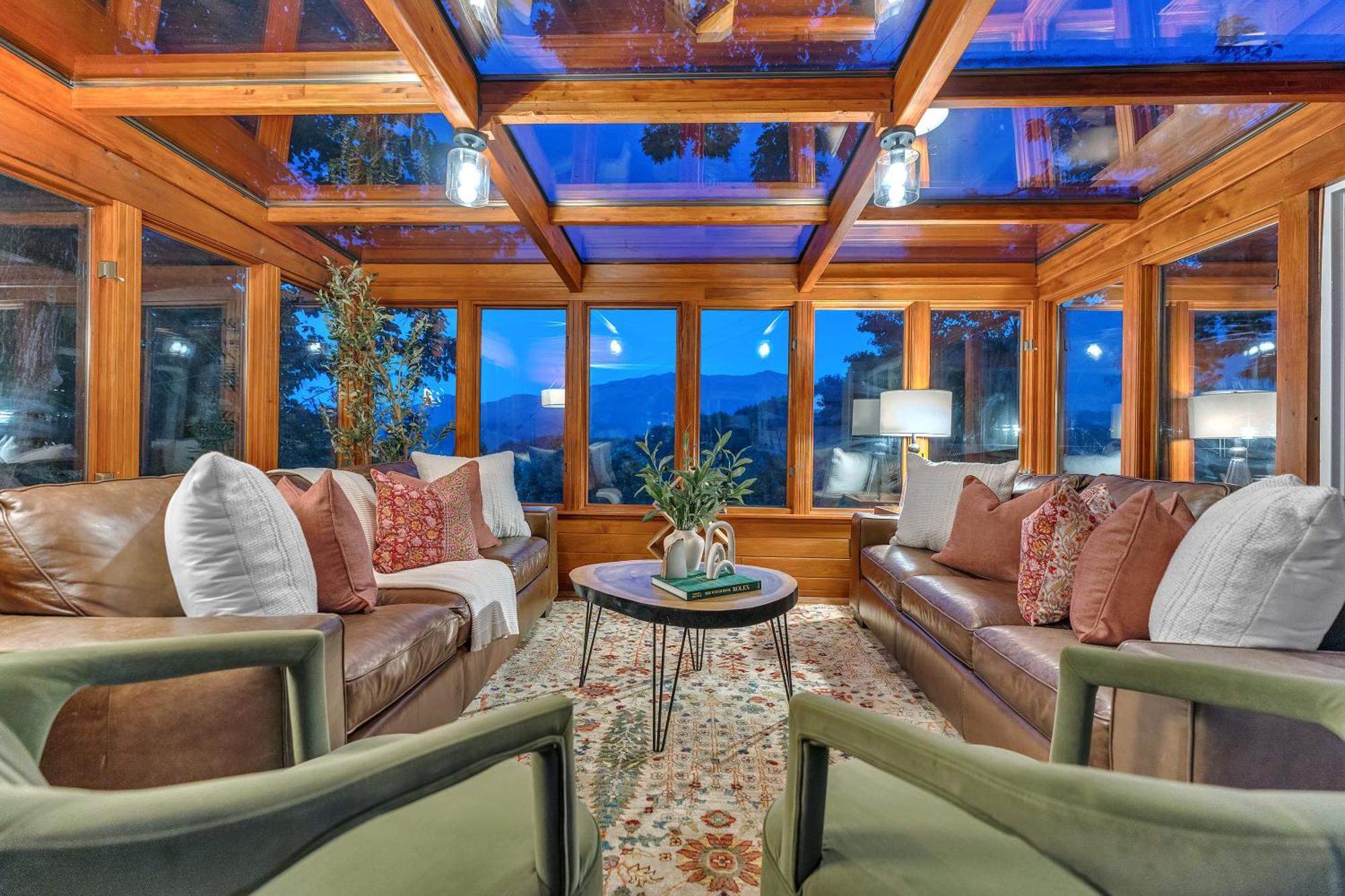 Family Chalet With Sauna, Hottub, Heavenly Views! Mins To Downtown! Gatlinburg Exterior photo