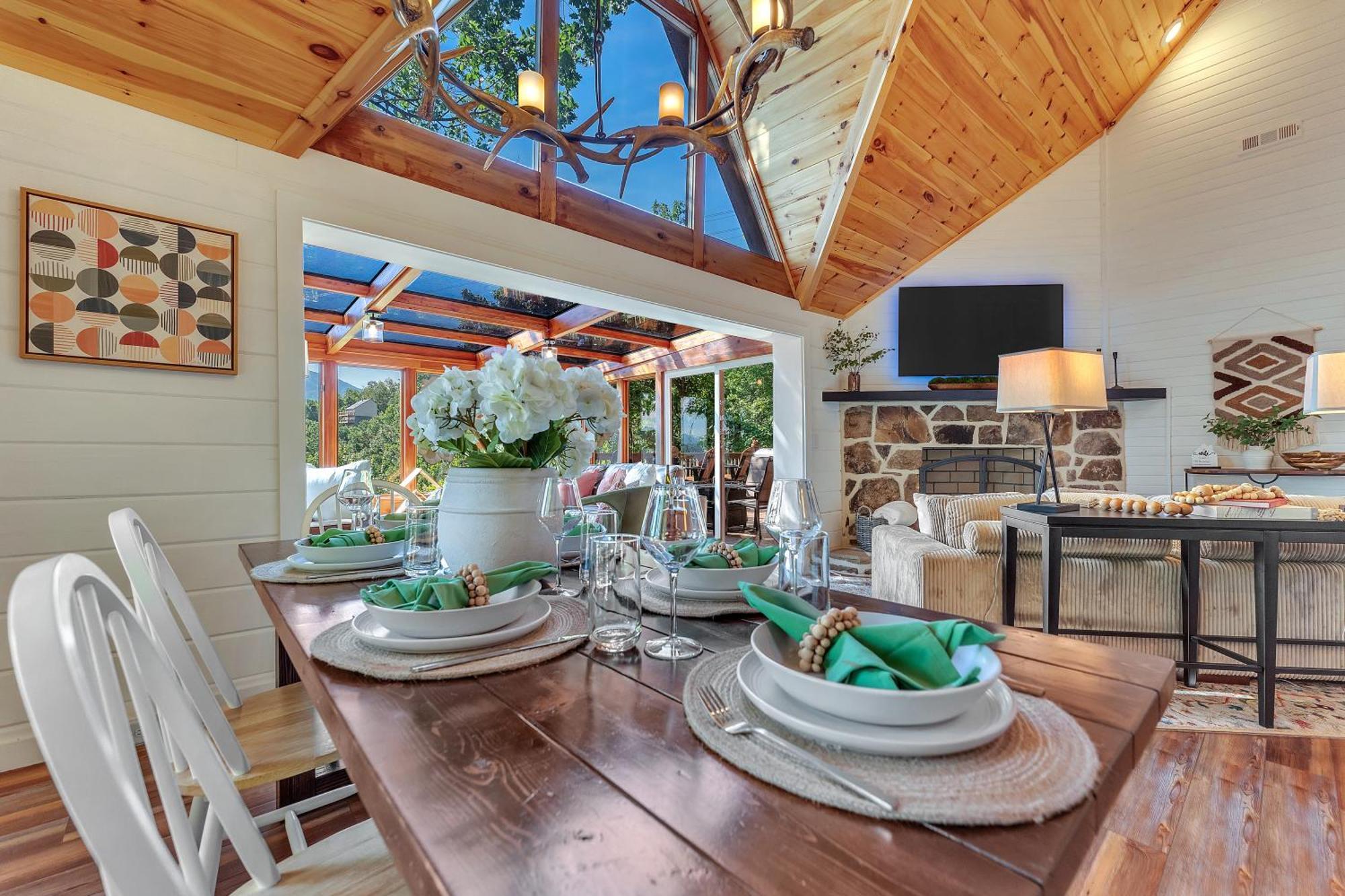 Family Chalet With Sauna, Hottub, Heavenly Views! Mins To Downtown! Gatlinburg Exterior photo