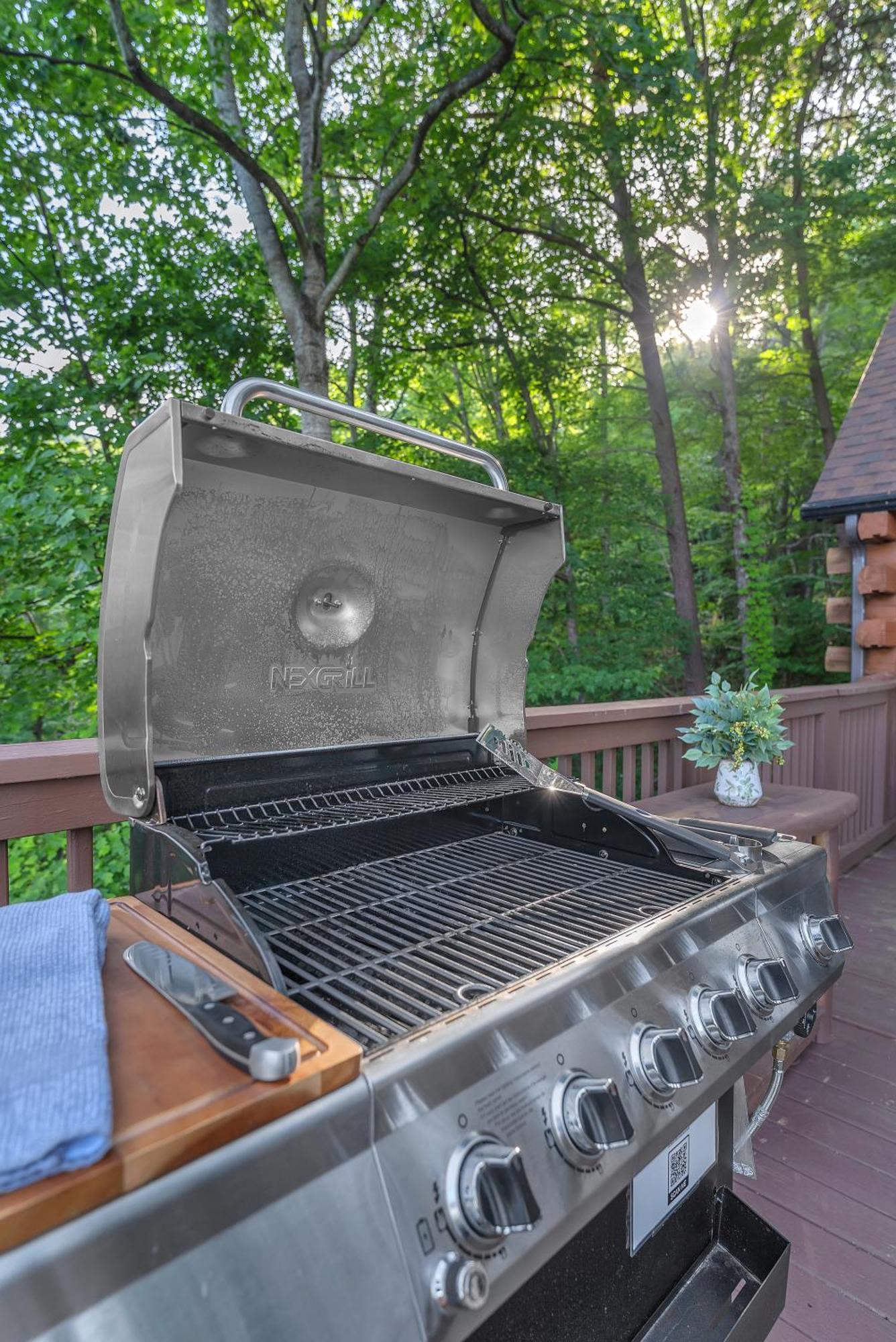 Family Chalet With Sauna, Hottub, Heavenly Views! Mins To Downtown! Gatlinburg Exterior photo